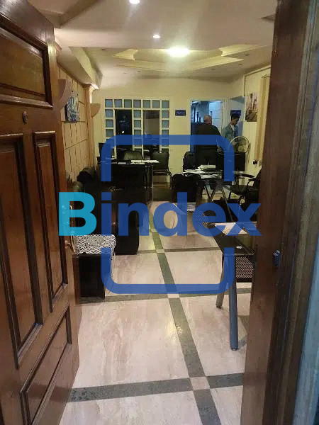 للايجار مكتب بالفرش المكتبي الكامل بسموحة شارع رئيسي