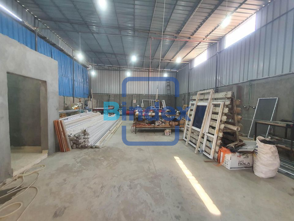 مخزن للإيجار 230 متر تشطيب سوبر لوكس