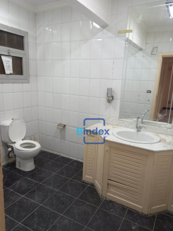 للبيع أو الإيجار مكتب اداري تجاري في شارع الثورة الرئيسي مصر الجديدة 