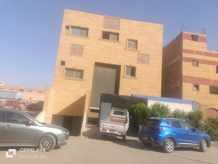 مصنع للبيع او الايجار 300 متر