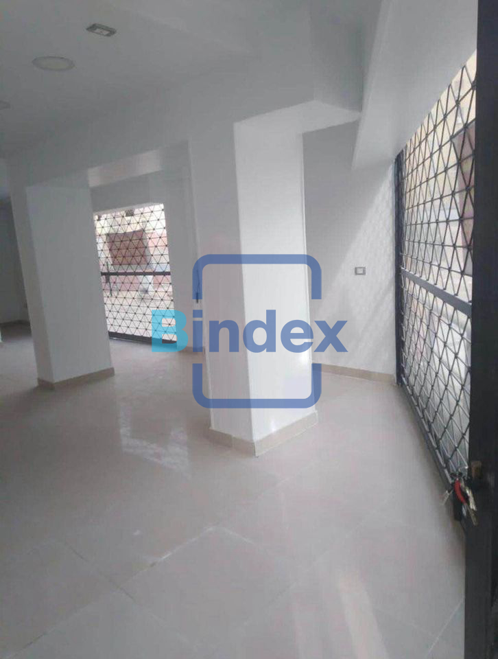 محل بموقع مميز في المقطم 