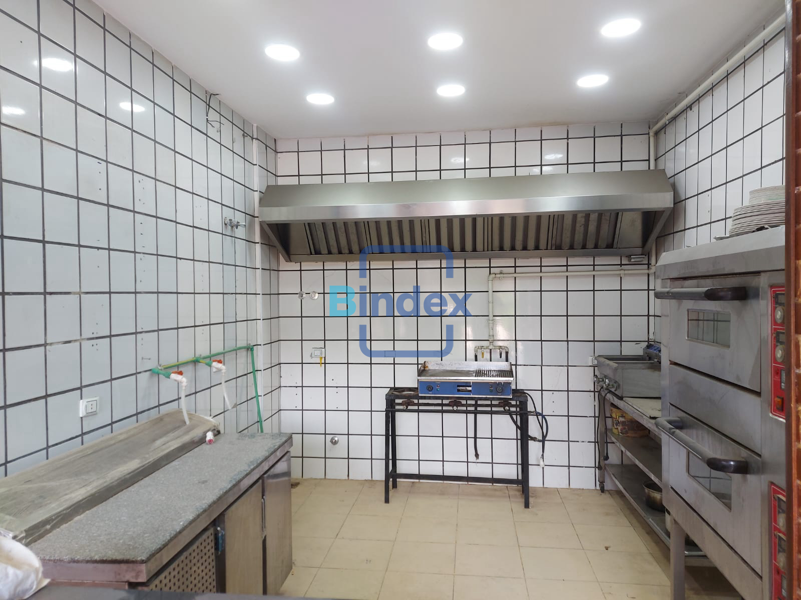  للإيجار مطعم تشطيب الترا سوبر لوكس ديكور مميز جاهز علي الفرش والتشغيل بمدينة نصر 