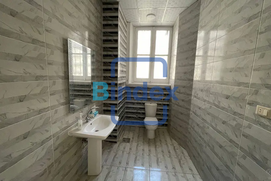 مقر اداري للايجار 160متر في محطه الرمل- علي الترام مباشرة)