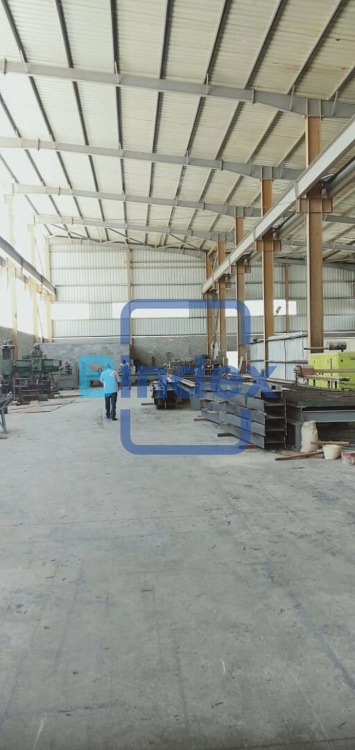 مصنع معادن 1200 متر علي شارع رئيسي للبيع 