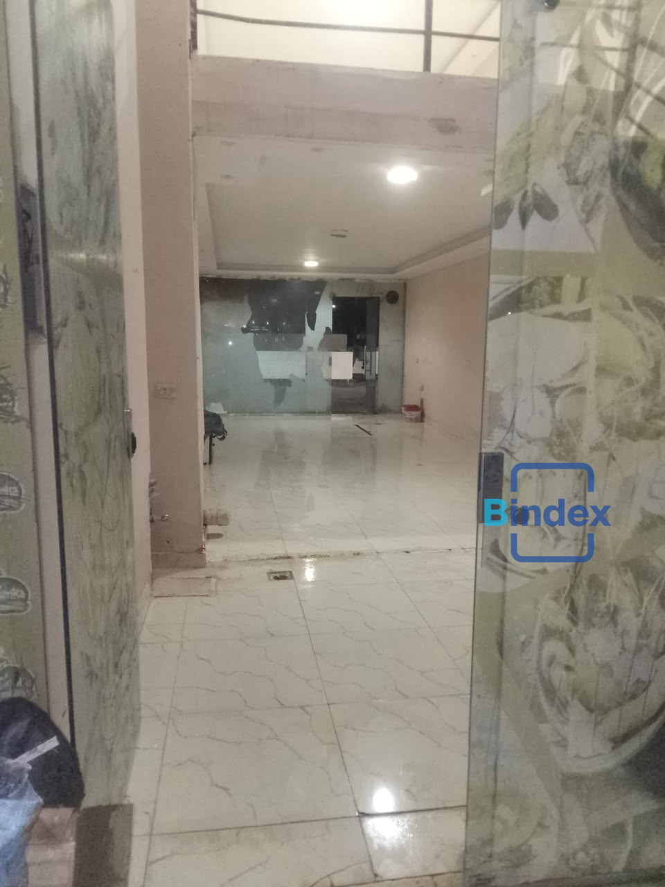 محل البيع بمنطقة مولات وادي دجلة علي الطريق الرئيسي شارع ٣٠٠ متر
