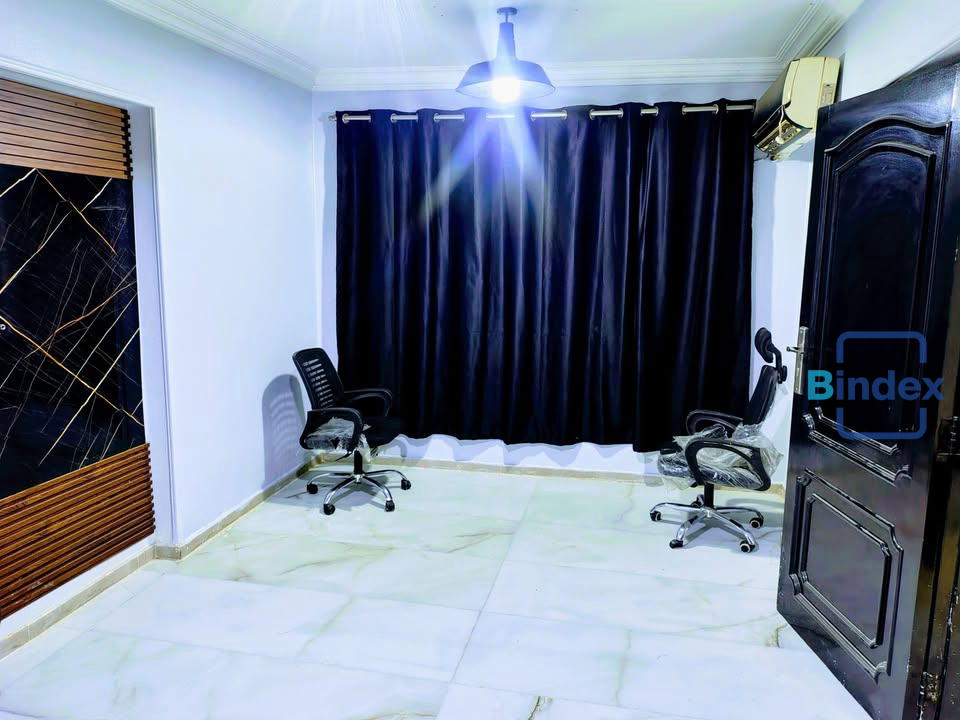 للايجار مقر يصلح مكتب او مقر اداري او كول سنتر او عيادة أعلى مول روكسي بالتكييفات والفرش