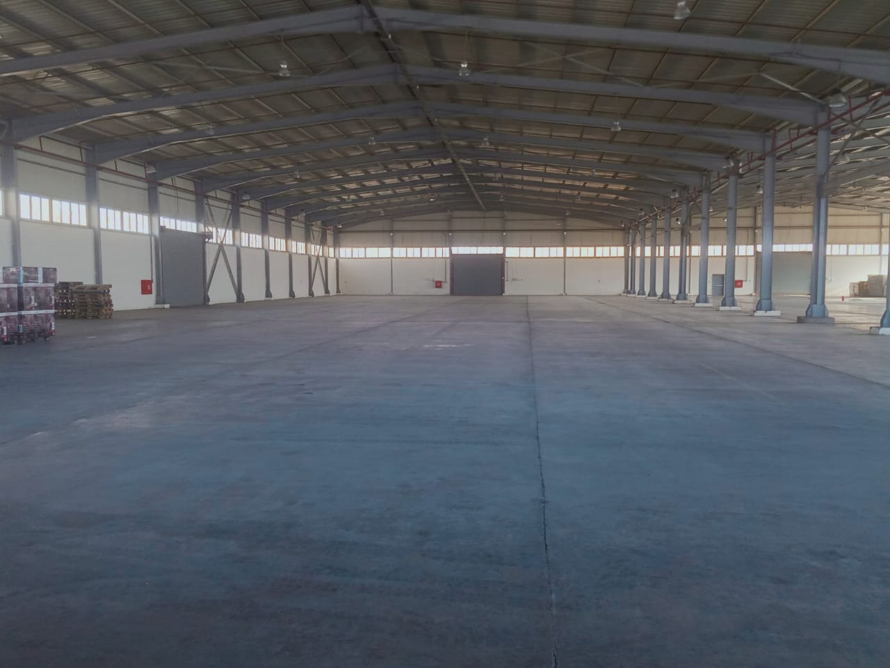 مخزن للايجار علي مساحه 2500 متر 