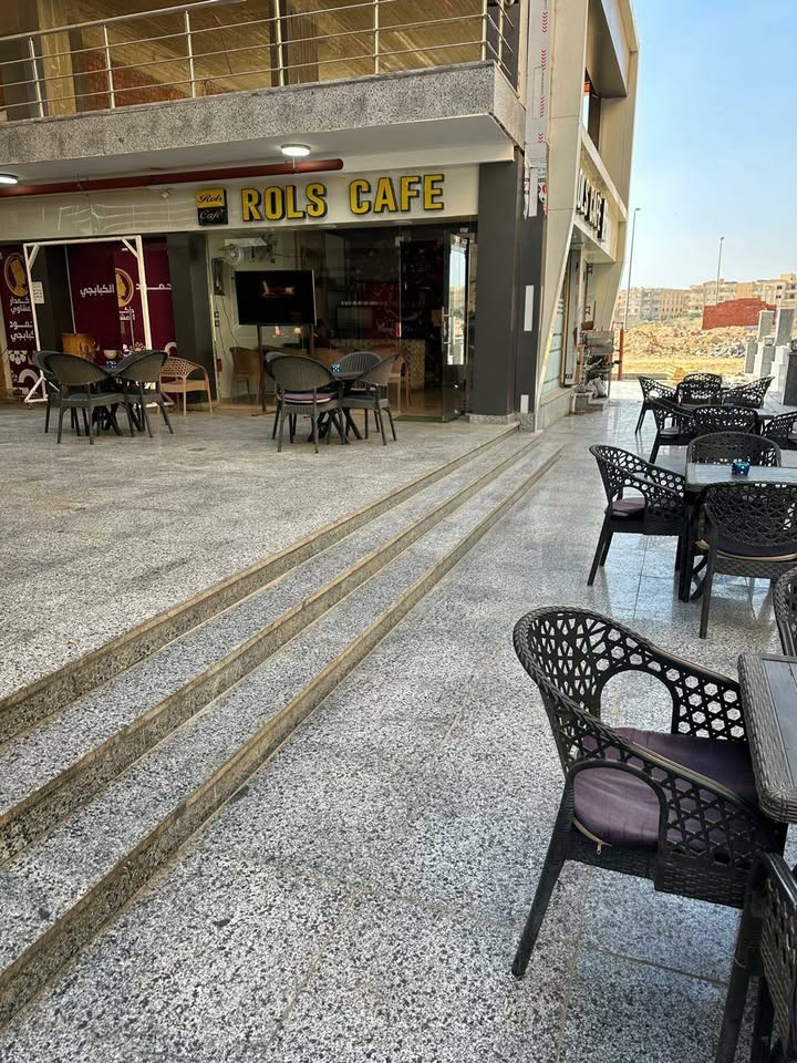 محل للبيع في مول كريتتف بالعبور 