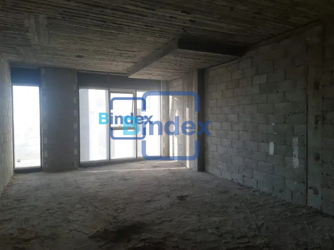 مكتب للبيع بموقع متميز جداً اطلالة علي البلازا الرئسية في هايد بارك 