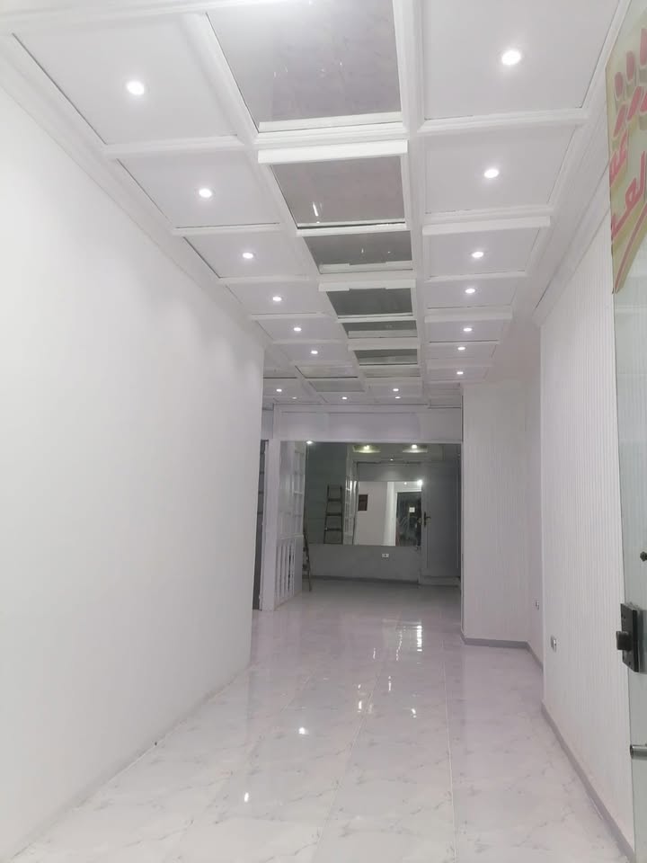 ٢ محل للايجار في الحجاز مصر الجديده واحد مساحته ٤٥ متر والثاني ١٠ متر بحوار مدرسه النزهه للغات