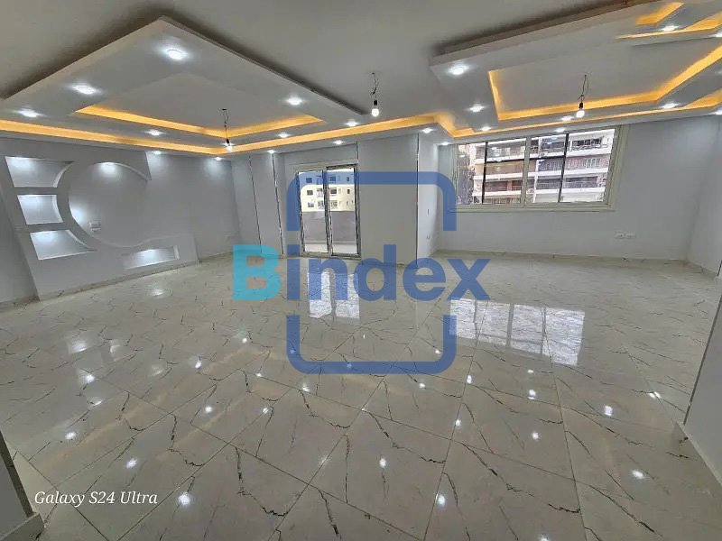 مكتب ادارى ٣٠٠ متر تشطيب الترا سوبر لوكس اول استخدام ببرج ادارى حديث