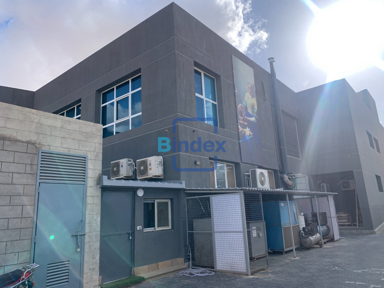 مصنع ملابس للبيع 