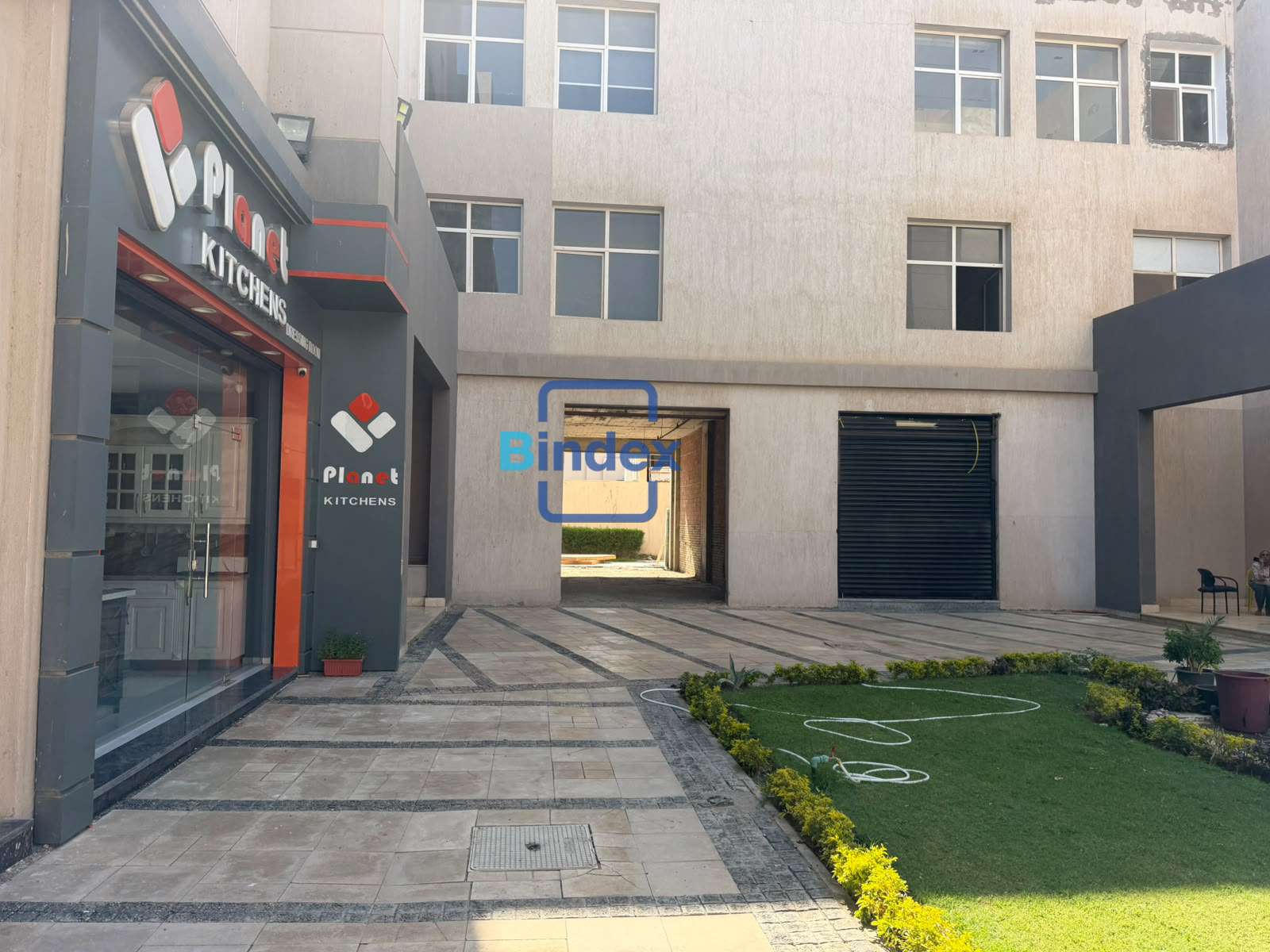 للإيجار محل ٦٨ متر دبل فيس في مول الكارما ٤