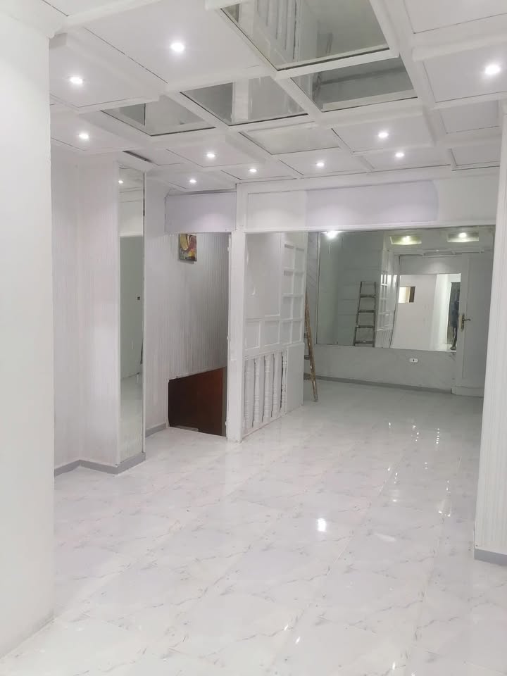 ٢ محل للايجار في الحجاز مصر الجديده واحد مساحته ٤٥ متر والثاني ١٠ متر بحوار مدرسه النزهه للغات