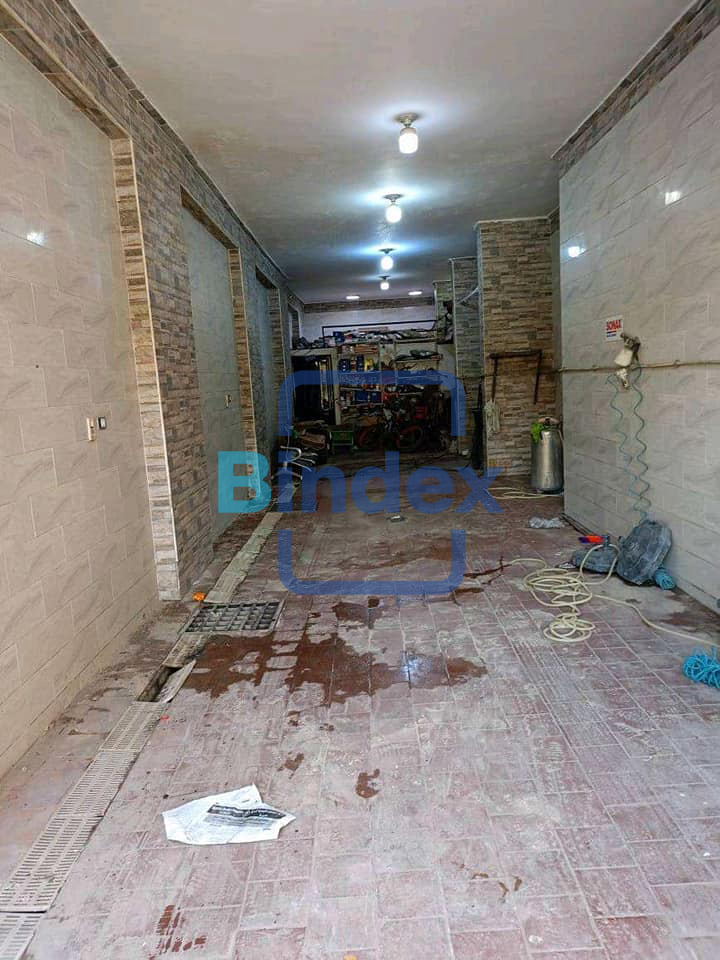 مغسله عربيات للبيع مساحتها 90 م وليها حصه في الارض في عين شمس