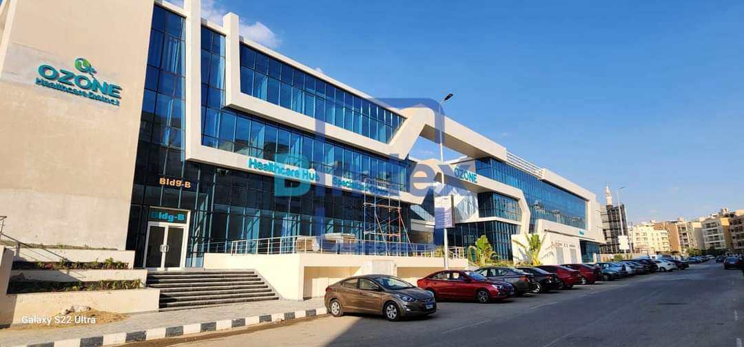 عيادة غرفتين وريسبشن وحمام في مركز طبي متكامل متشطبة بالتكيفات تصلح لاكتر من تخصص