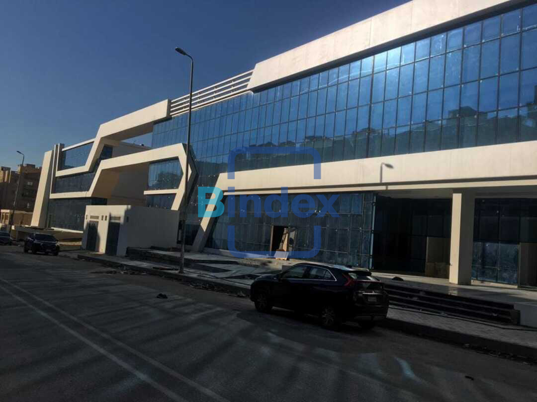 فرصه للايجار بالتجمع الخامس  اكبر مشروع طبى بمركز خدمات النرجس