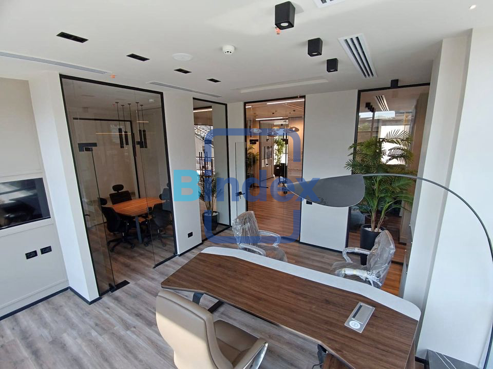 مكتب اداري 250 م للايجار علي شارع التسعين الجنوبي مفروش بالكامل